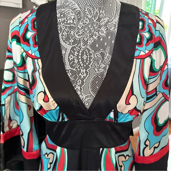 BeBe 100% Silk Graphic V-Neck Dress Size Small - Picture 4 of 16